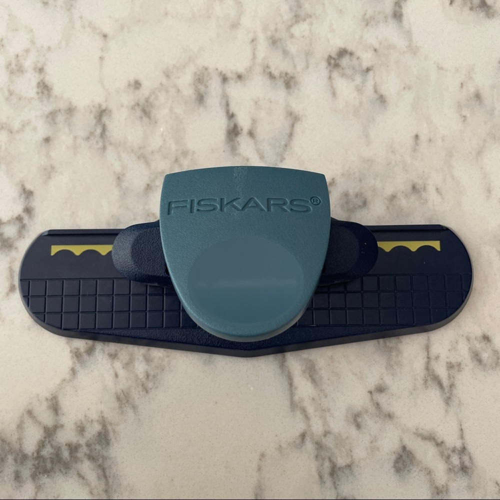 Fiskars Craft & Paper Cutter Scallop Edge Border Cutter